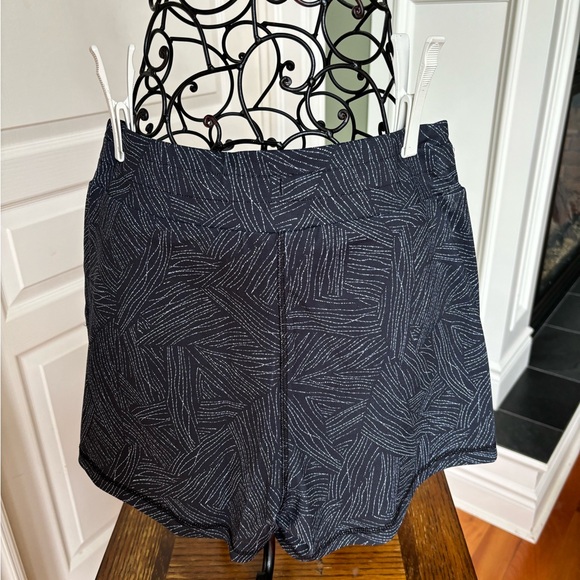 Black and white 100% polyester stretch athletic short - Picture 2 of 7